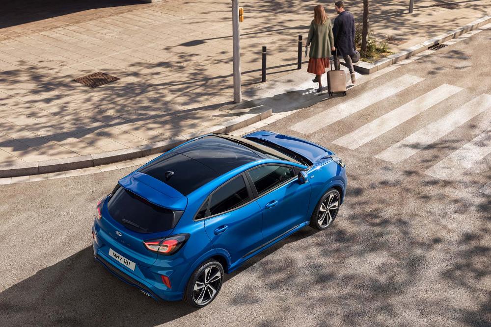 Blauwe Ford Puma op de weg