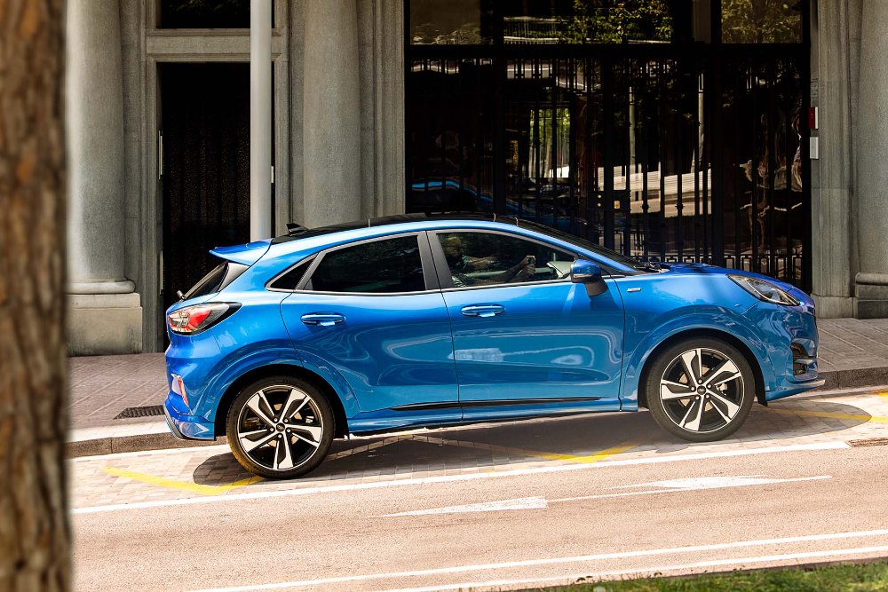 Blauwe Ford Puma op de weg