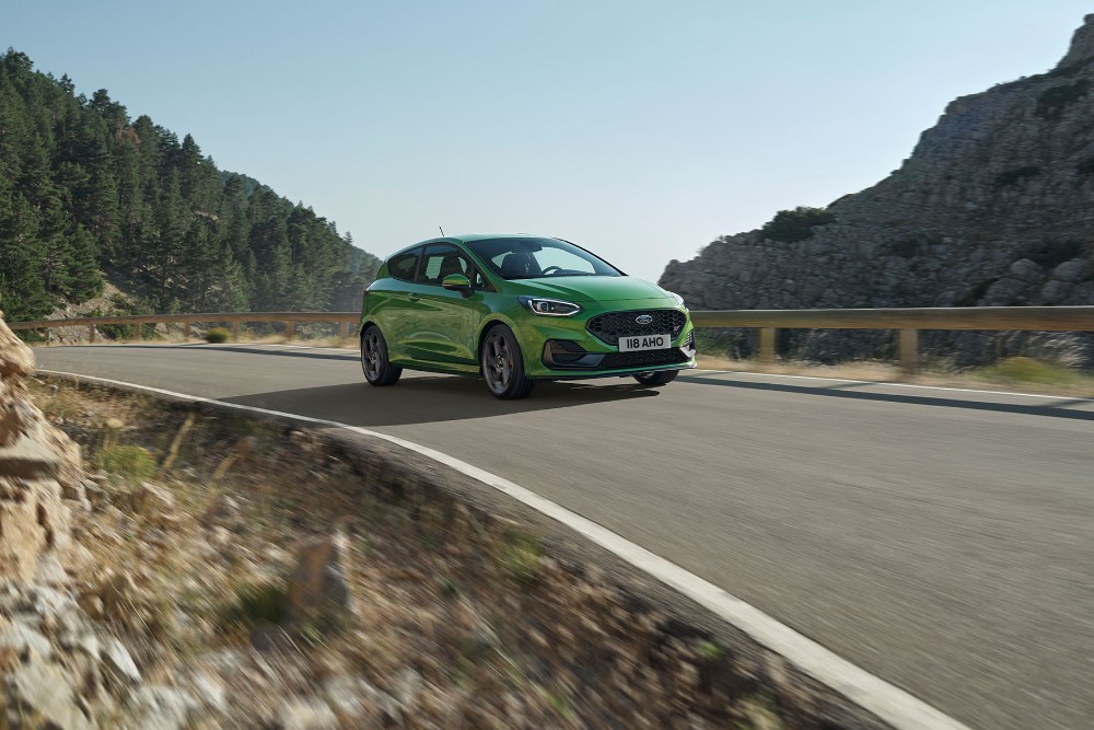 Groene Ford Fiesta ST op de weg