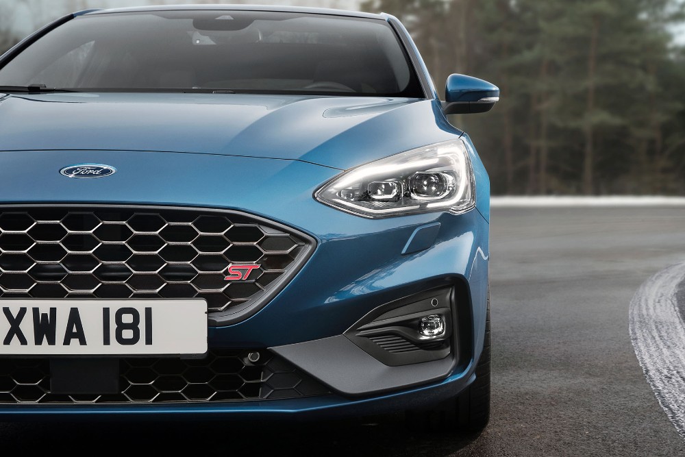 Blauwe Ford Fiesta ST op het circuit