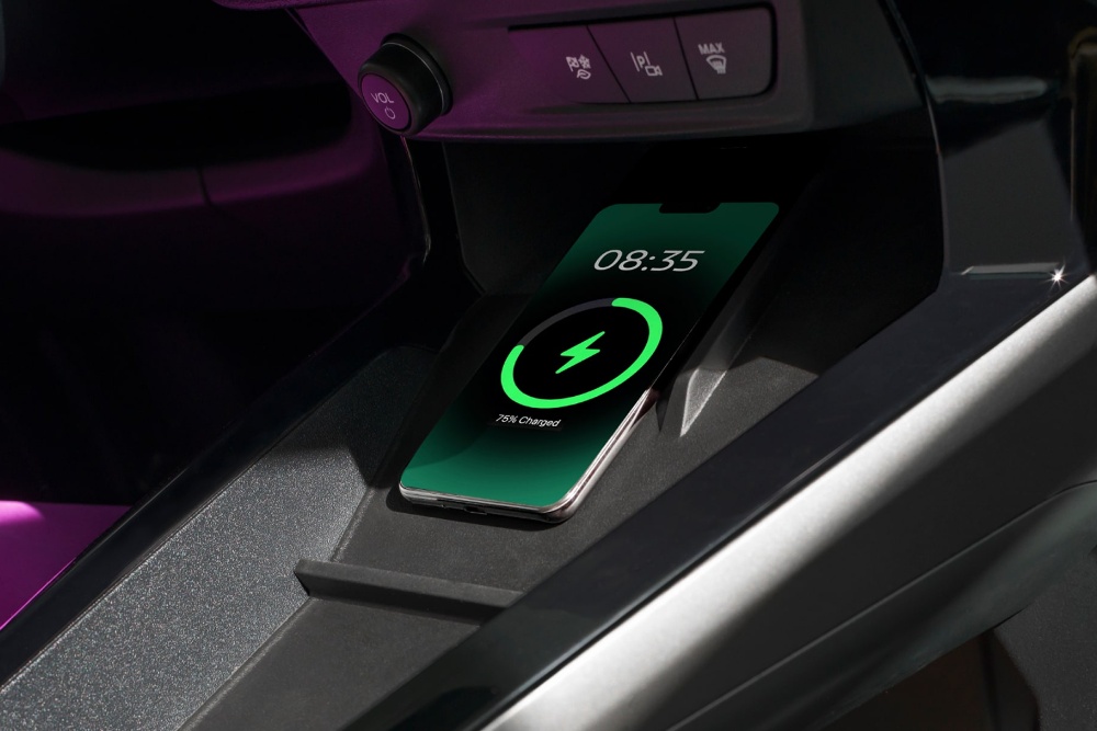 Een smartphone die wordt opgeladen op het dashboard van een Ford-voertuig.
