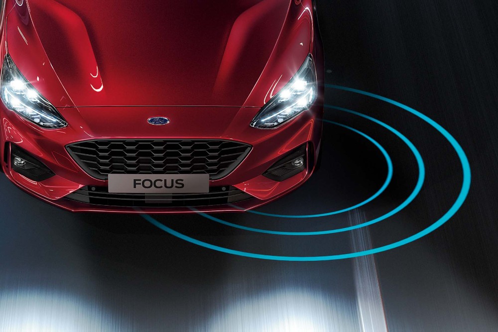 Rode Ford Focus op de weg