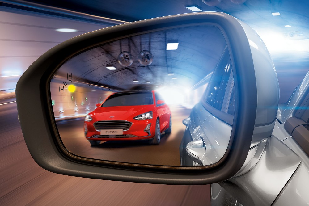 Rode Ford Focus in de spiegel
