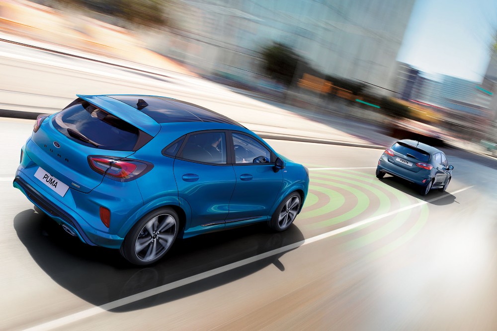 Blauwe Ford Puma met adaptive cruise