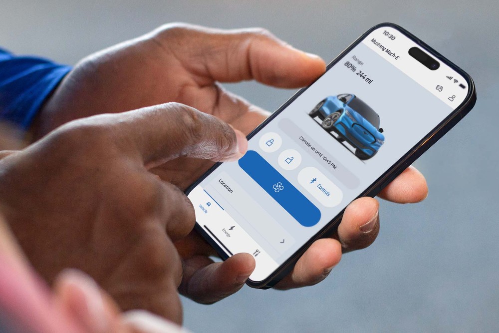 Man die een telefoon vasthoudt en vergrendeling op afstand gebruikt in de FordPass-app