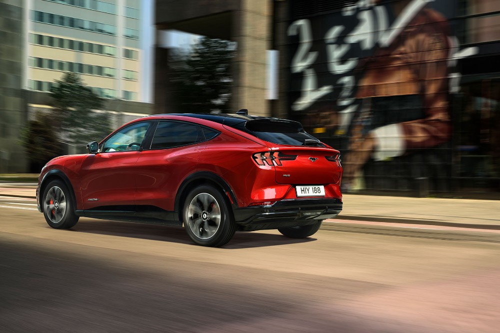 Ford Mustang Mach-E op de weg