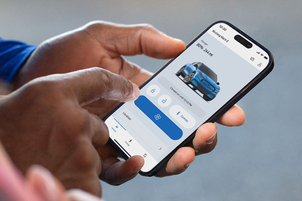 Een close-up van een iPhone met de Ford app, met een afbeelding van een Ford Mustang Mach-E en meerdere app-knoppen.