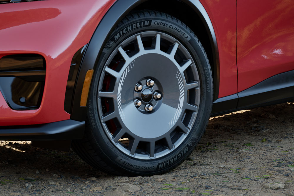 Close-up van het wiel van een Mustang Mach-E GT Rally in Race Red.