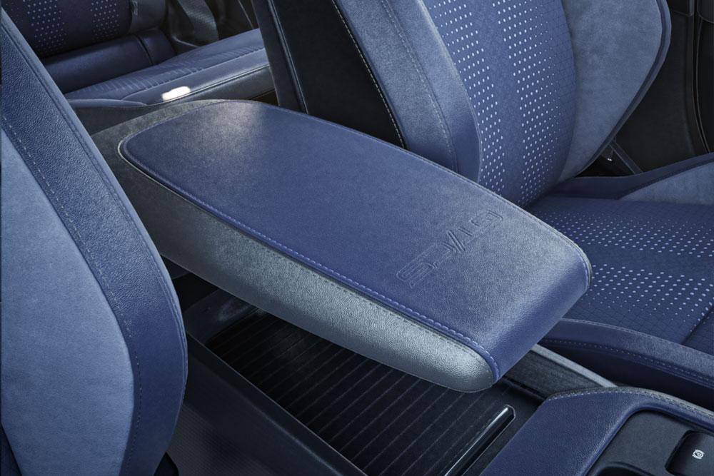 Interieur van een Mustang Mach-E GT California Special, met een close-up van een armleuning.