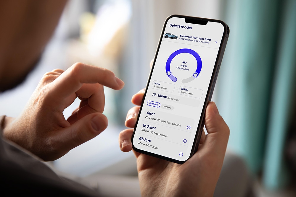 Iemand gebruikt de Ford EV Life-websitetool op een mobiele telefoon.