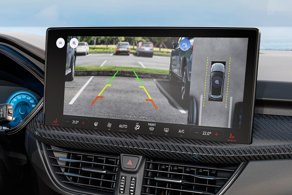 Close-up van het interieur van een Ford Kuga, met een focus op de 360°-camera van het voertuigdashboard. 