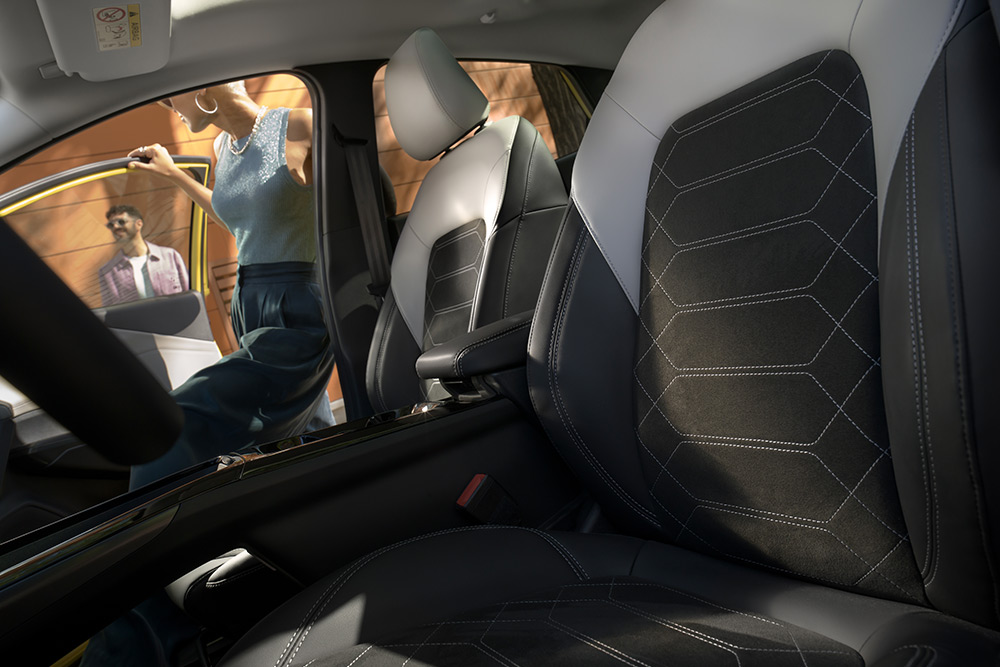 Een close-up van de zwart-grijze ergonomische stoelen in de elektrische Ford Puma Gen-E®.