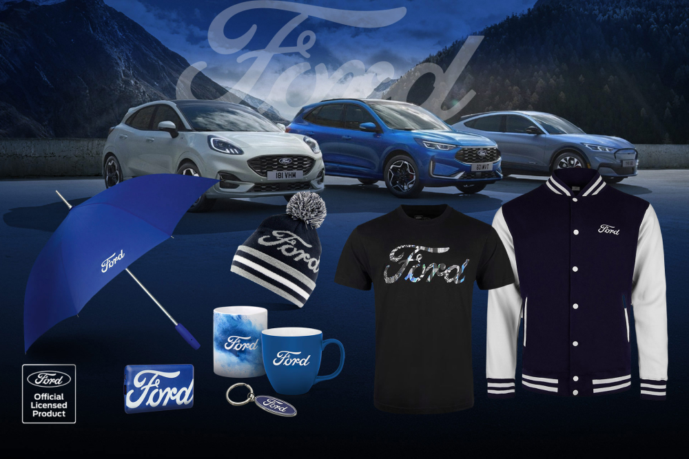 Ford merchandise collectie met verschillende Ford voertuigen op de achtergrond, waaronder Ford-paraplu’s, mokken en kledingstukken met het Ford-logo.