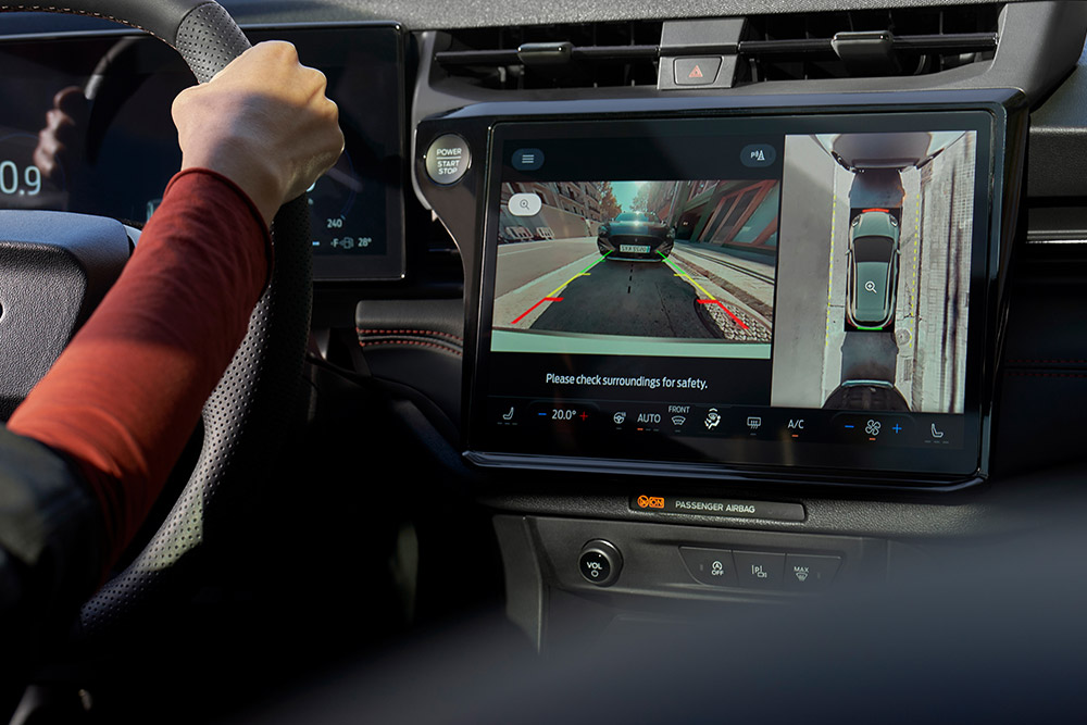 Bekijk de 360-graden camera van de Ford Puma Hybrid op het scherm in de auto.