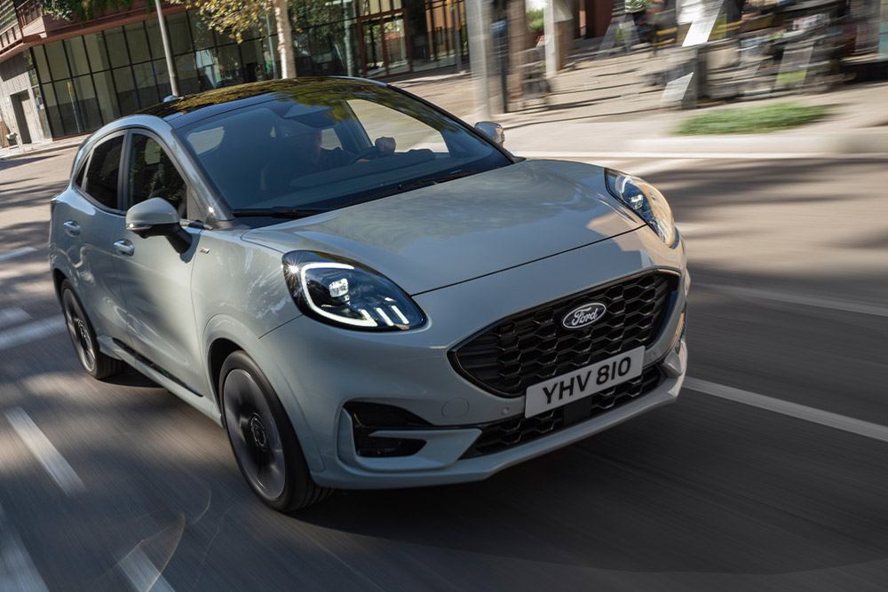 Ford Puma Hybrid rijdt met adaptieve cruise control.
