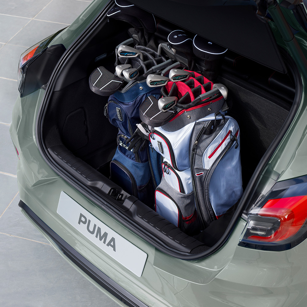 Ford Puma Hybrid laadruimte met golfuitrusting.