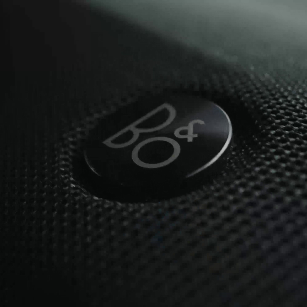 Het B&O-logo op het audiosysteem van de auto.