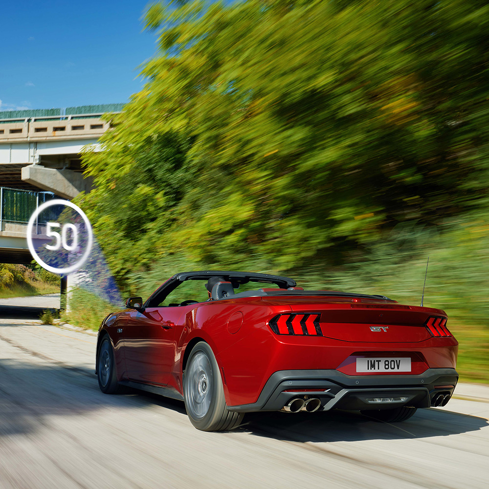 Een gloednieuwe Ford Mustang GT cabriolet gebruikt verkeersbordherkenning.