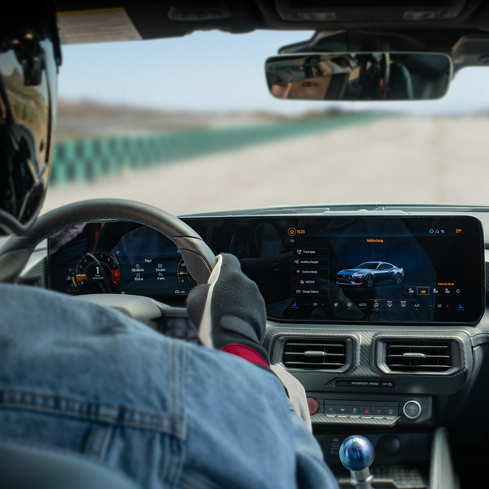 Een Ford Mustang op een circuit toont de prestaties op het circuit.