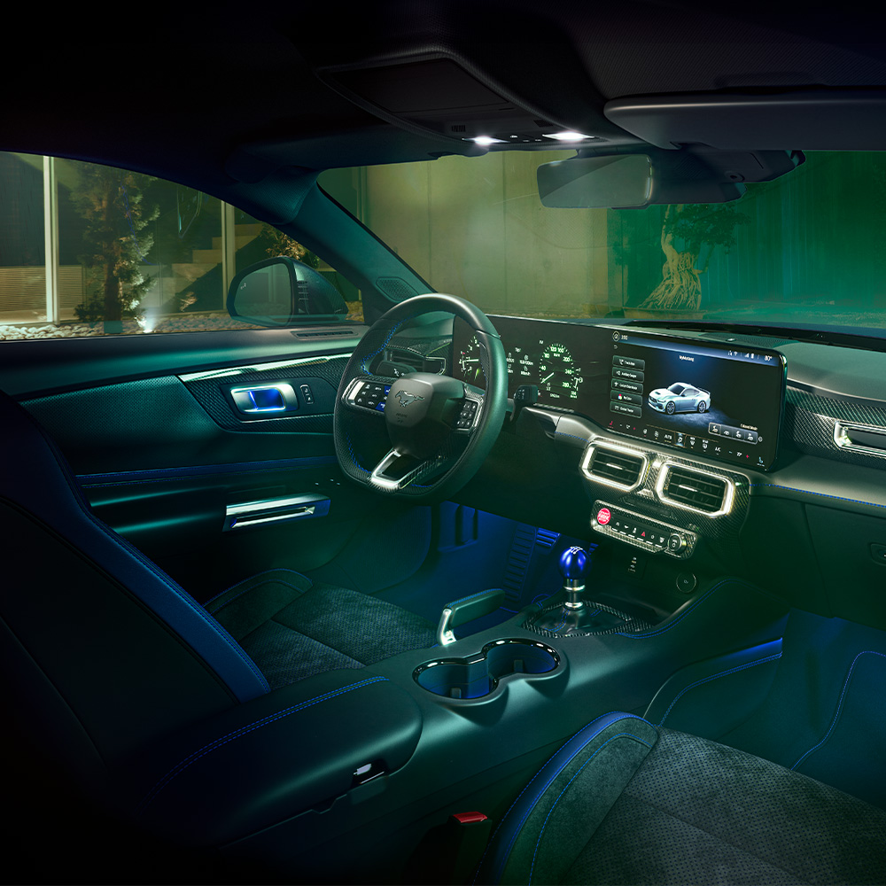 Het interieur van een Ford Mustang Dark Horse.