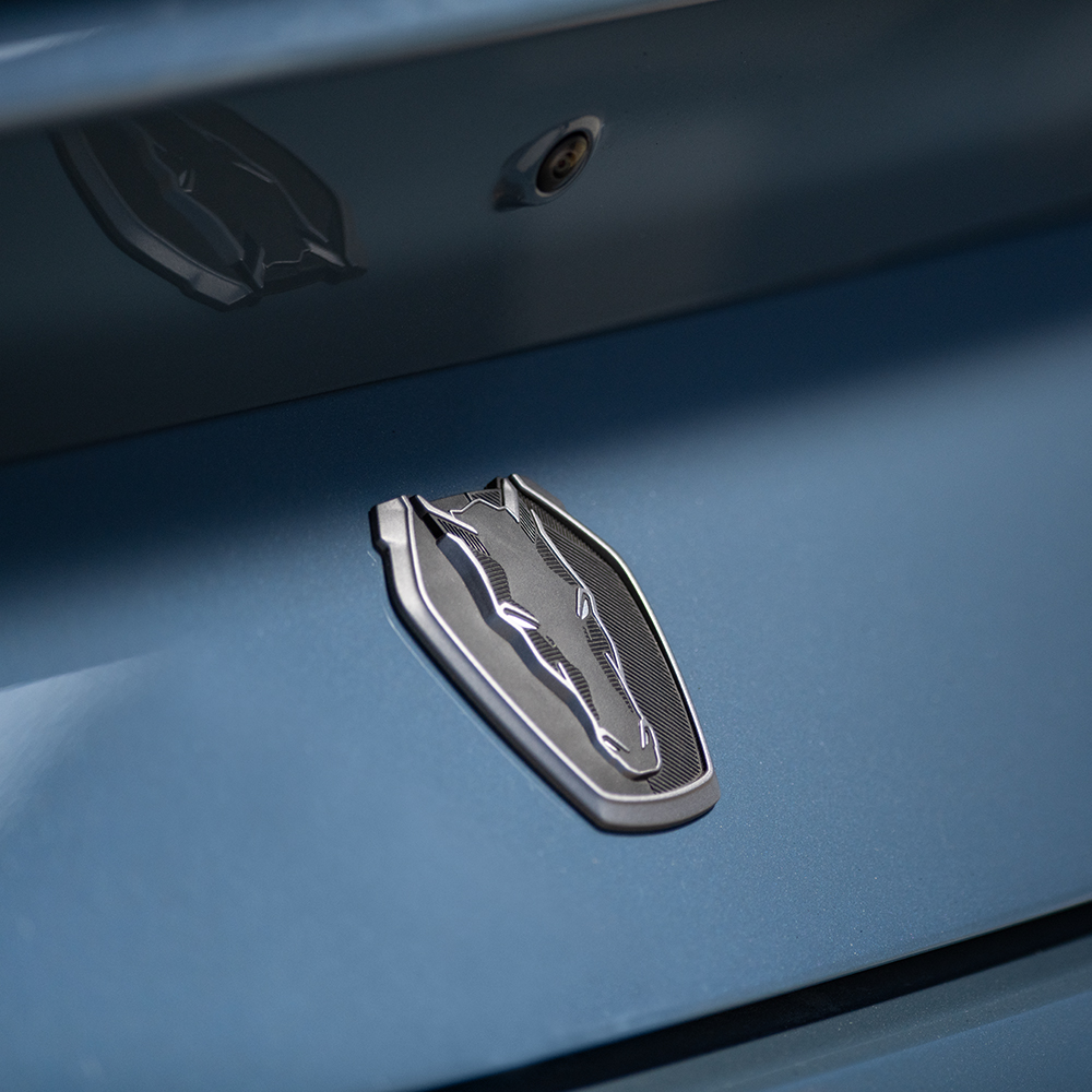 Het embleem van een Ford Mustang Dark Horse.