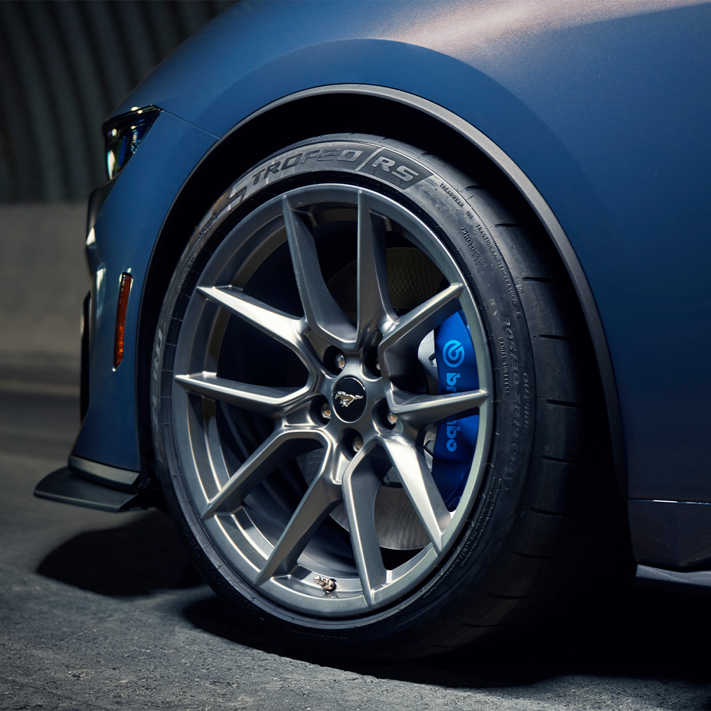 Een lichtmetalen velg van de Ford Mustang Dark Horse uit het Appearance Pack.