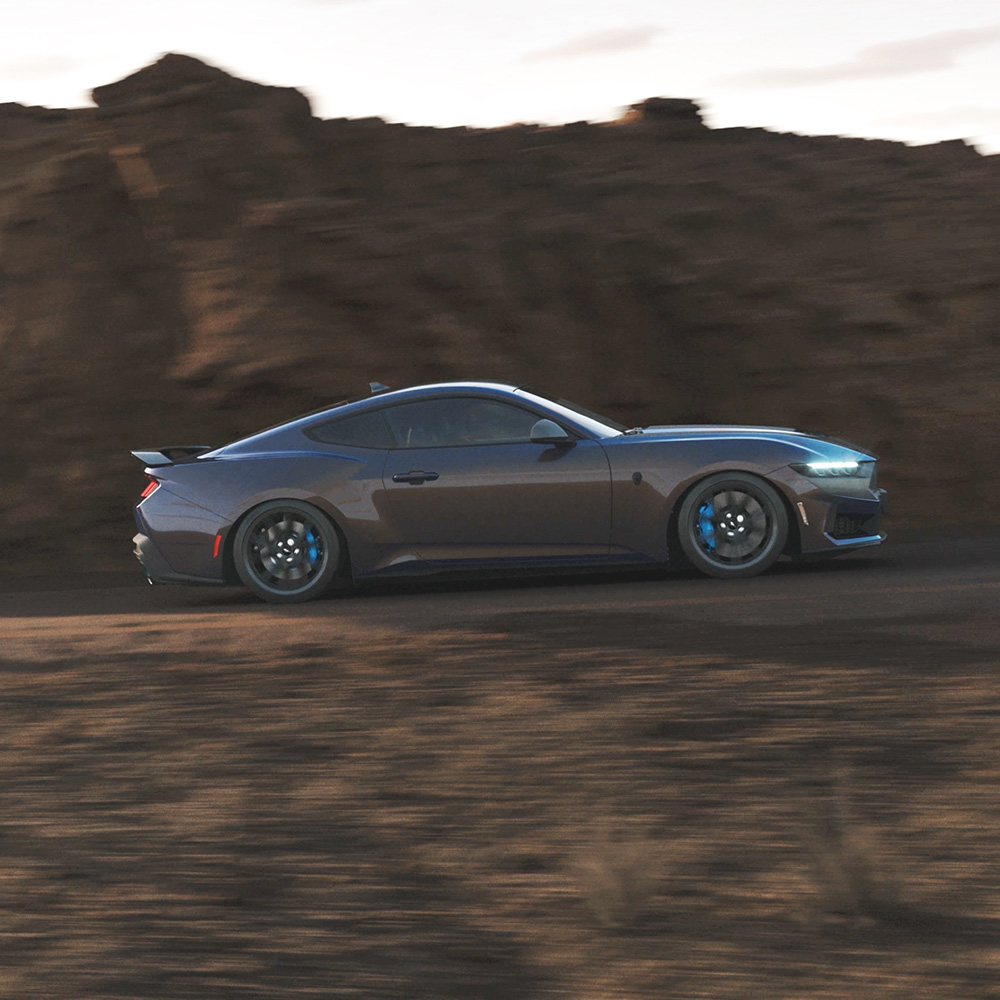 Een Ford Mustang Dark Horse is aan het rijden.