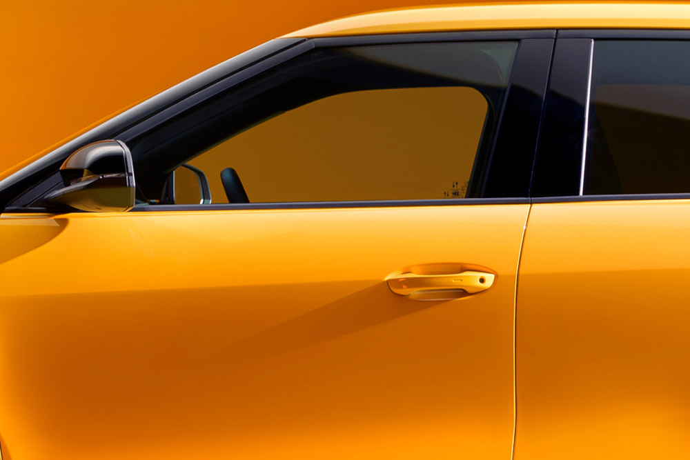 Zijaanzicht van de deur van een gele Ford Capri®.