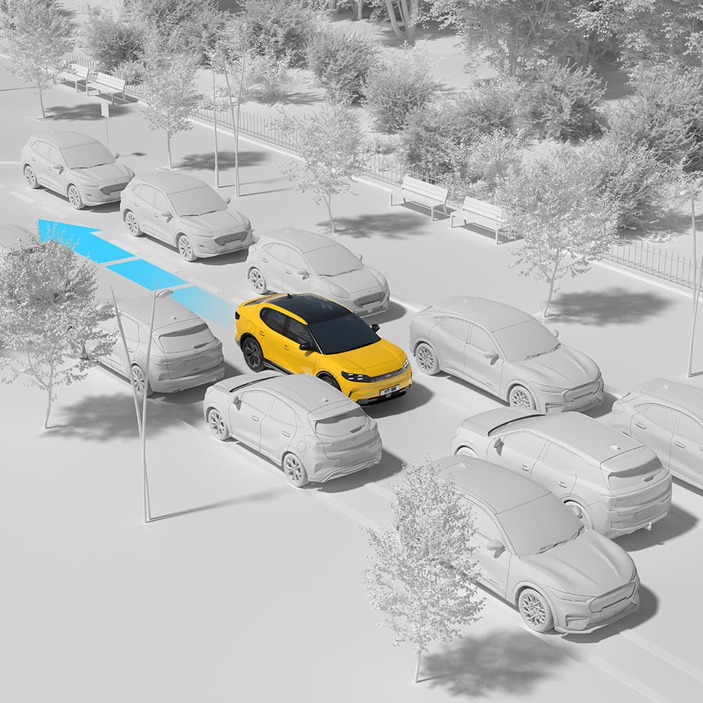 Een blauwe Ford die door het verkeer rijdt, waarbij de achteruitrijhulp van de auto wordt getoond.