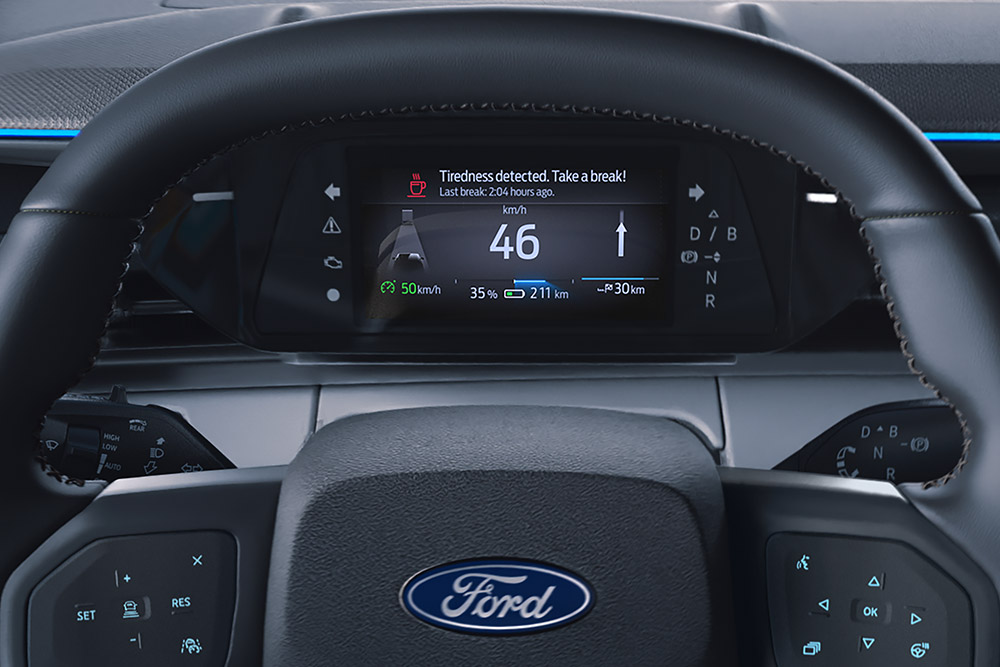 Het digitale instrumentenpaneel achter het stuur van de Ford Explorer, dat de Driver Alert-functie toont.