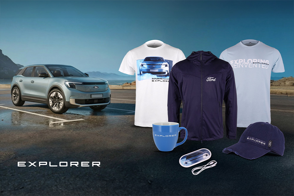Blauwe Ford Explorer merchandise, waaronder jassen, een pet en andere accessoires, tentoongesteld voor een blauwe Ford Explorer.