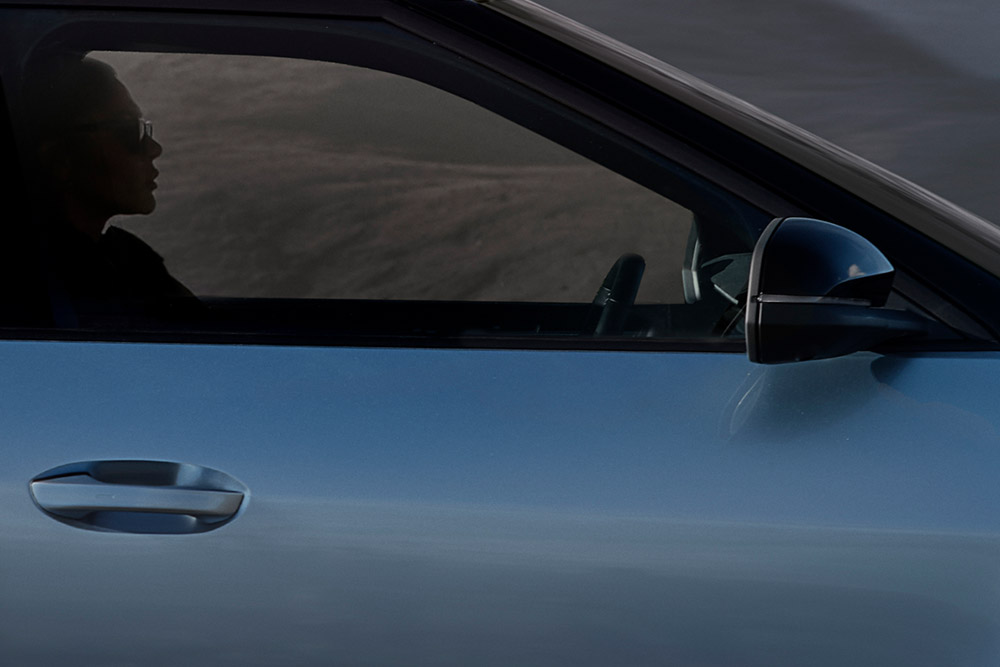 Close-up van de deur van een blauwe Ford Explorer®. 