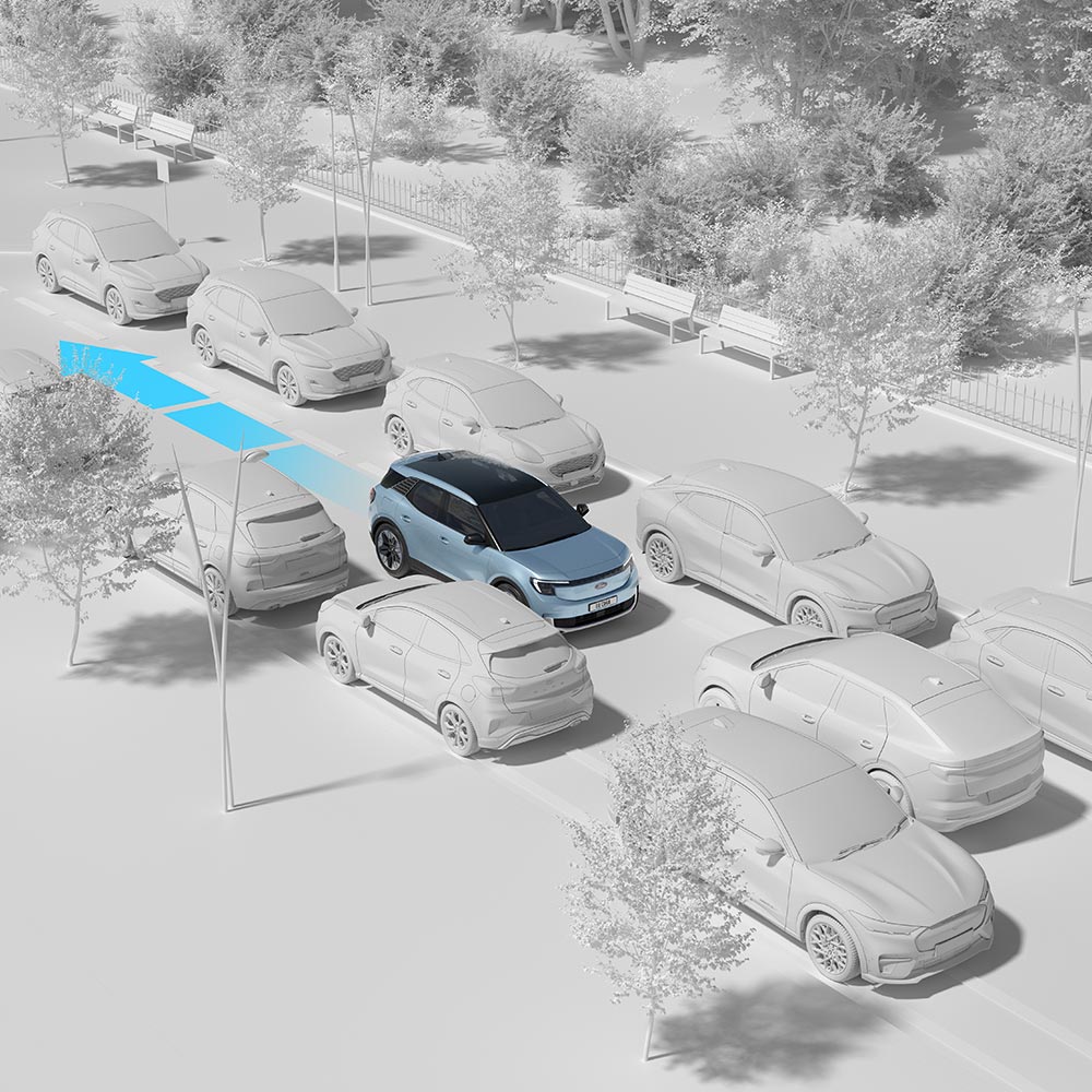 Een blauwe Ford die door het verkeer rijdt, waarbij de achteruitrijhulp van de auto wordt getoond.