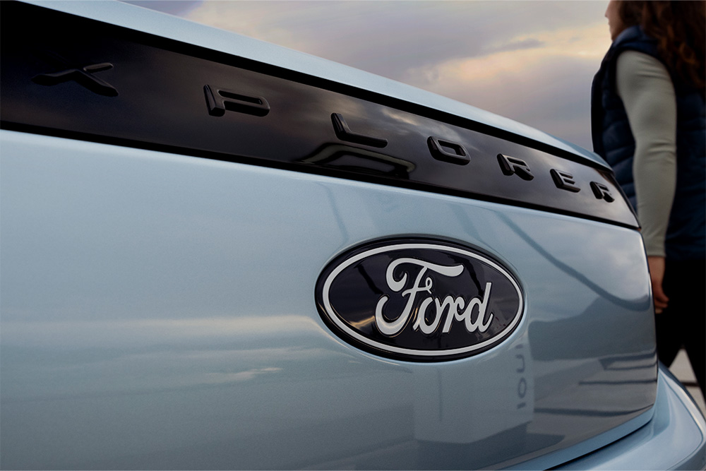 Close-up van de achterklep met het Ford logo en de tekst Explorer erboven