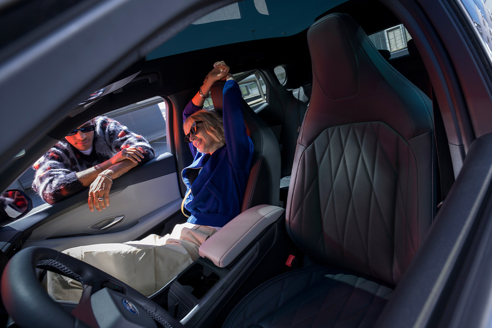 Het interieur van de Ford Capri® met 12-voudig verstelbare sportstoelen met geïntegreerde hoofdsteunen.