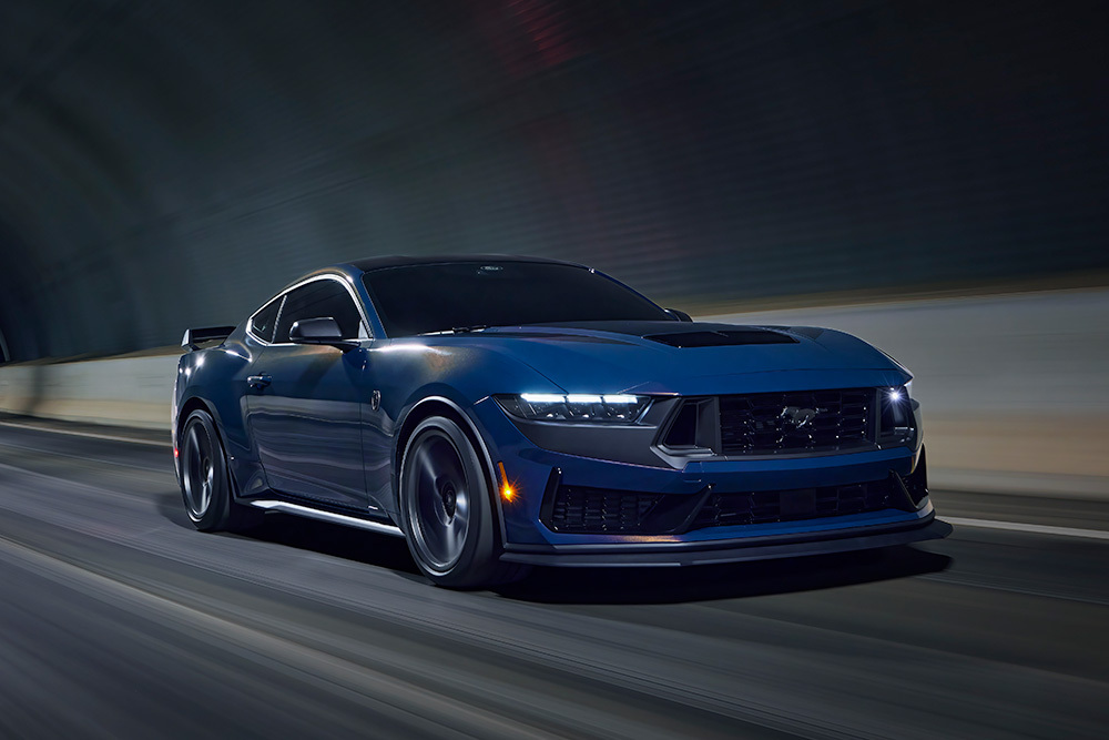 Een Ford Mustang-sportwagen in vapour blue die door een tunnel rijdt.
