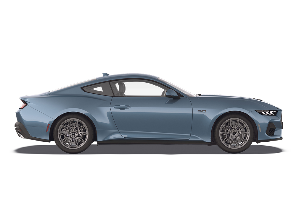 Een dampblauwe Ford Mustang, onderdeel van het assortiment performanceauto's van Ford.