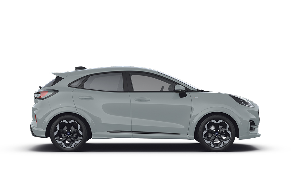 Een zilverkleurige Ford Puma ST, onderdeel van het assortiment performanceauto's van Ford.