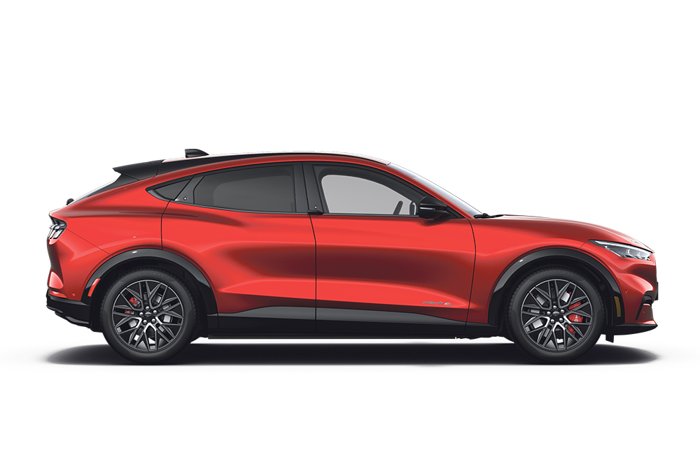 Een rode Ford Mustang Mach-E, onderdeel van het assortiment SUV's van Ford.