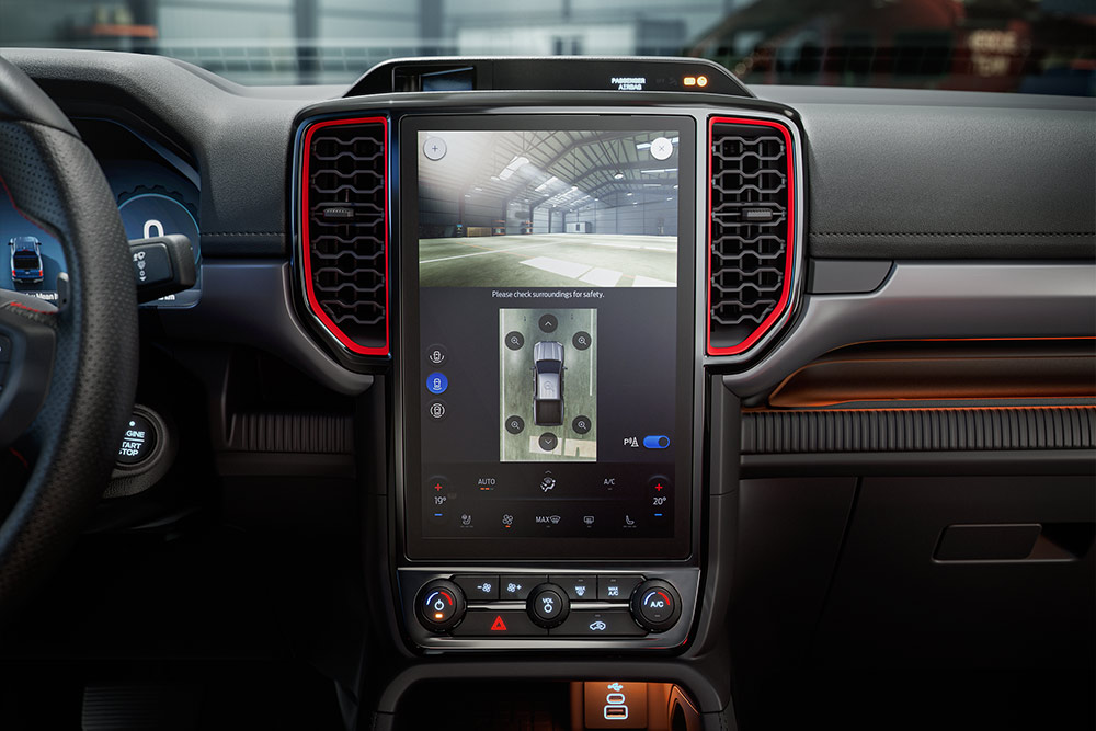 Close-up van het dashboard van een Ranger Raptor, met nadruk op de 360-graden camera.