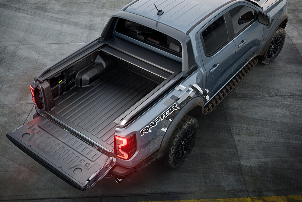 Achteraanzicht van het interieur van een Ford Ranger Raptor, met nadruk op de laadvloer en de achterklep van het voertuig.
