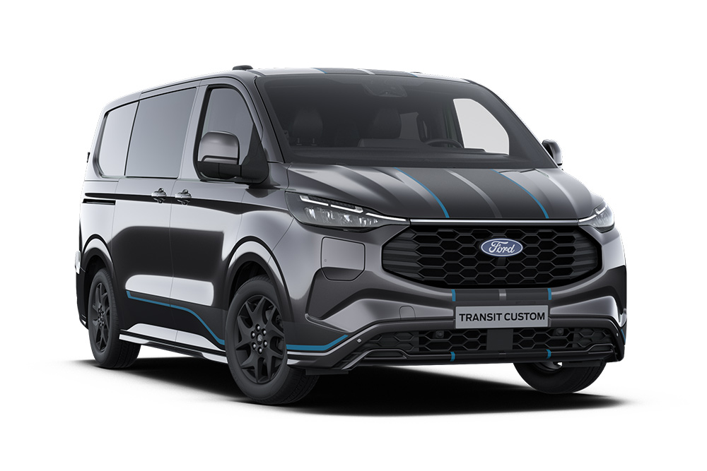 Schuin vooraanzicht links van een donkergrijze Ford Transit Custom Sport Dubbele Cabine met blauwe accenten en zwarte bumperstreep tegen een witte achtergrond.