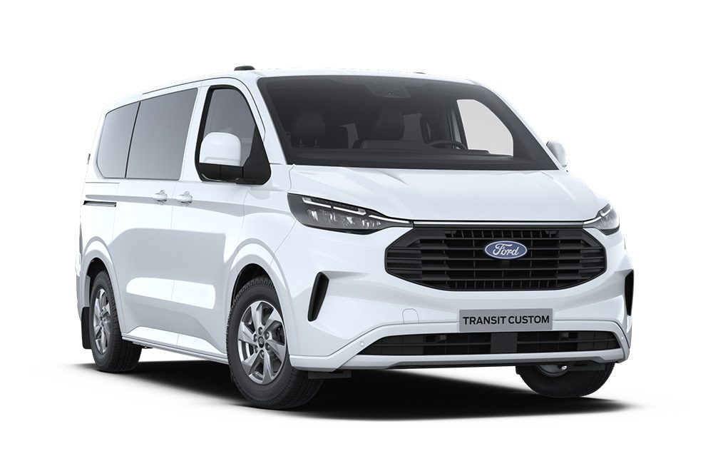 Schuin vooraanzicht links van een witte Ford Transit Custom Kombi tegen een witte achtergrond.