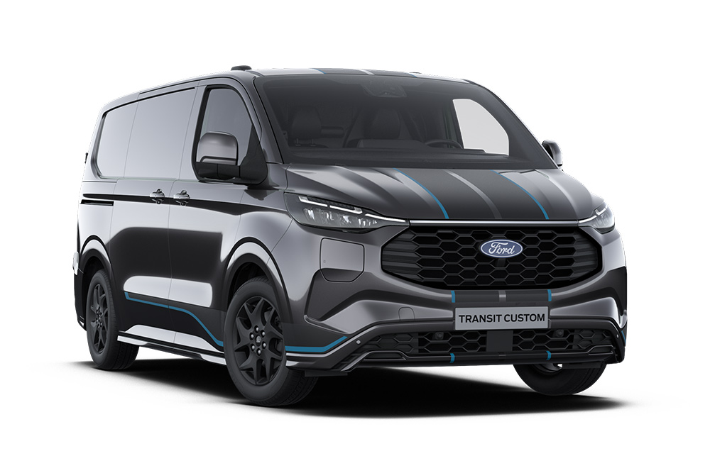 Schuin vooraanzicht (links) van een donkergrijze Ford Transit Custom PHEV Sport tegen een witte achtergrond.