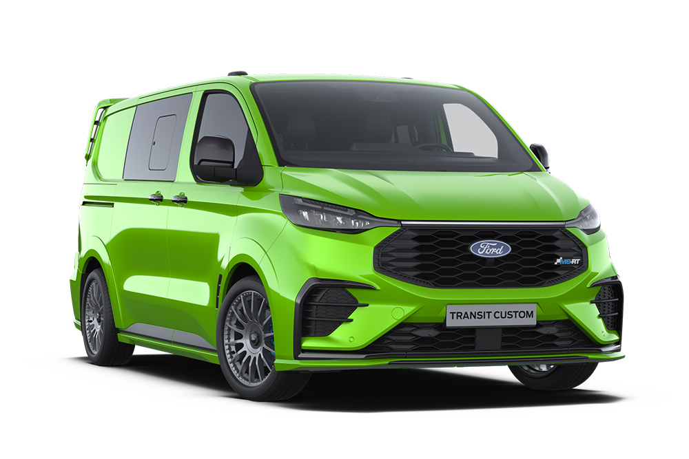 Schuin vooraanzicht links van een groene Ford Transit Custom MS-RT Dubbele Cabine tegen een witte achtergrond.
