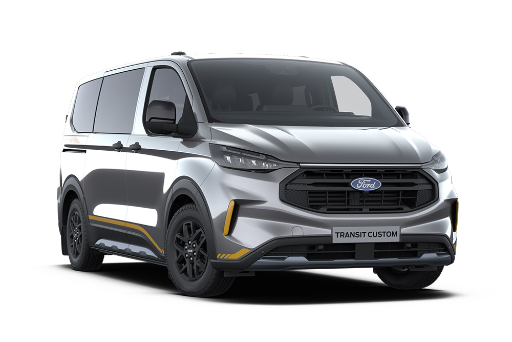 Vooraanzicht (links) van een donkergrijze Ford Transit Custom Kombi Trail tegen een witte achtergrond.