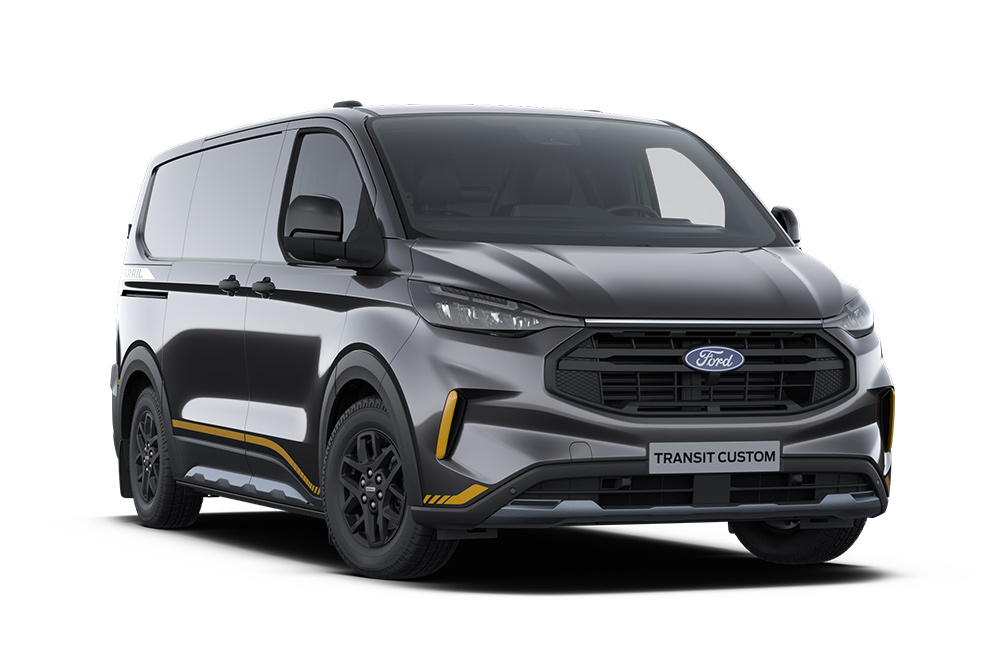 Schuin vooraanzicht links van een donkergrijze Ford Transit Custom Trail bestelwagen tegen een witte achtergrond.