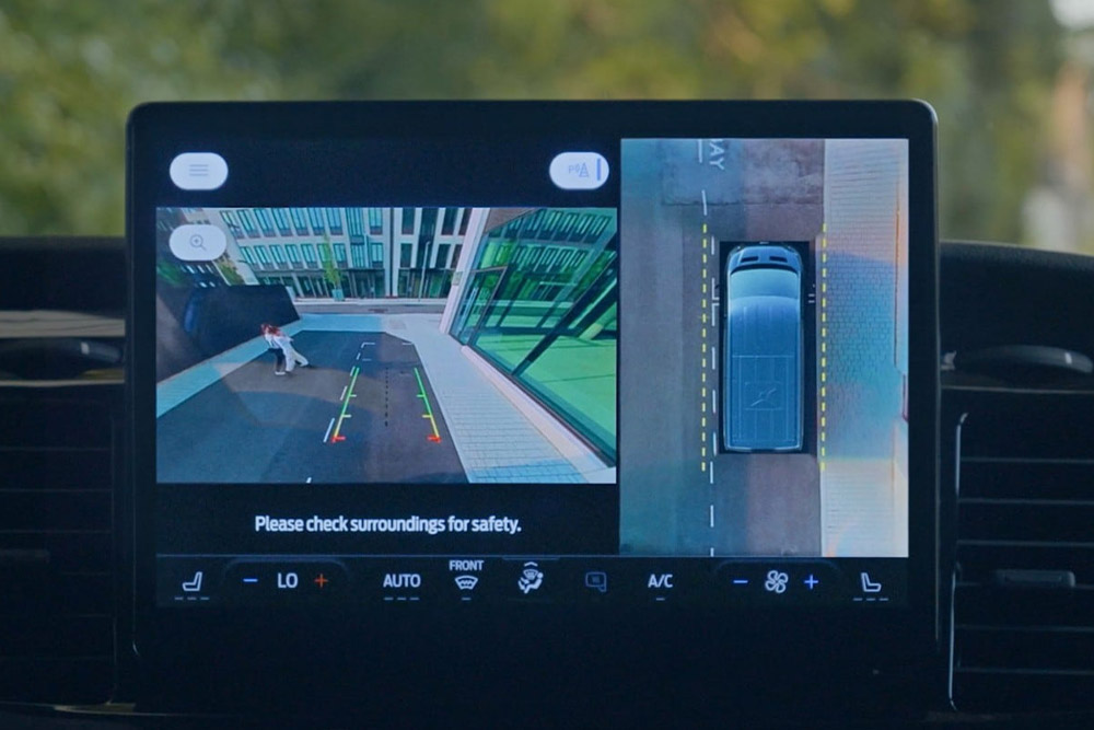 Dashboardscherm met een bovenaanzicht van een Ford Transit-bestelwagen met een voetganger.