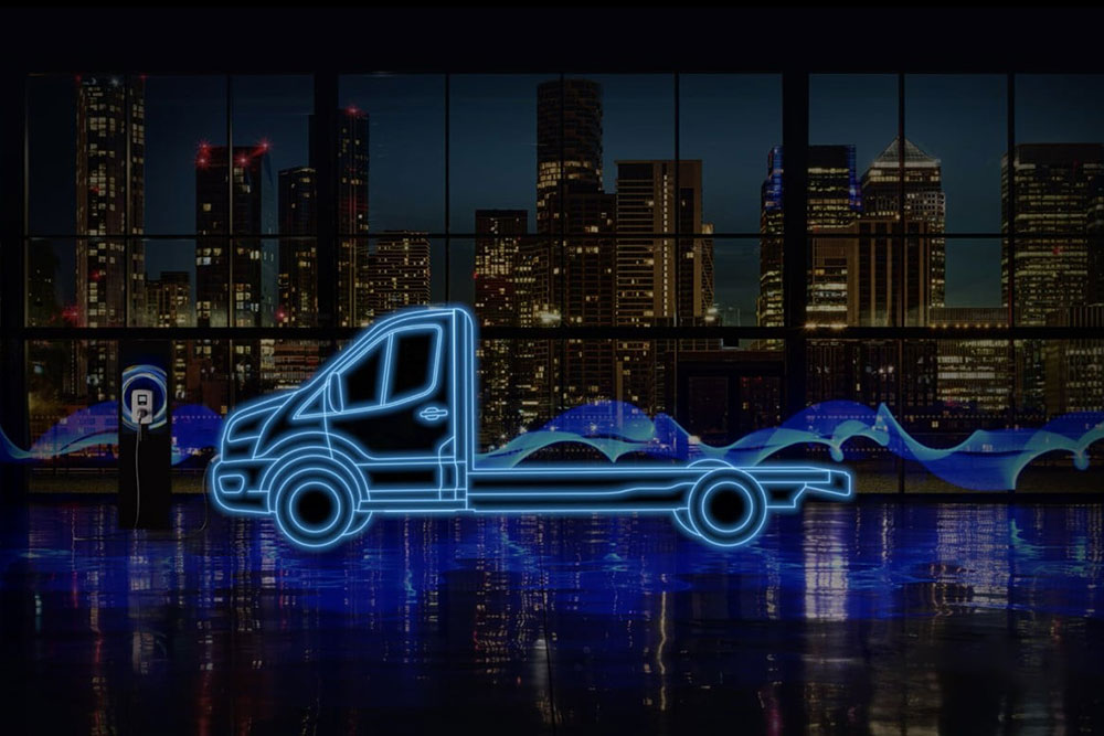 Neonblauwe omtrek van een Ford E-Transit Chassis cabine en oplaadstation voor de skyline van een stad.