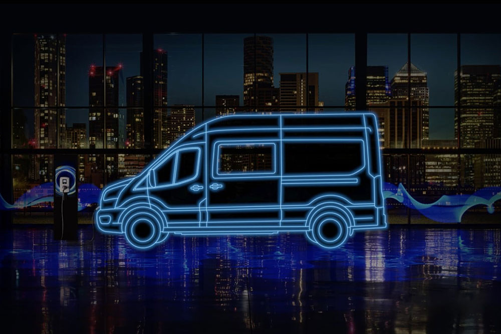 Neonblauwe omtrek van een Ford E-Transit bestelwagen met dubbele cabine en laadstation voor de skyline van een stad.